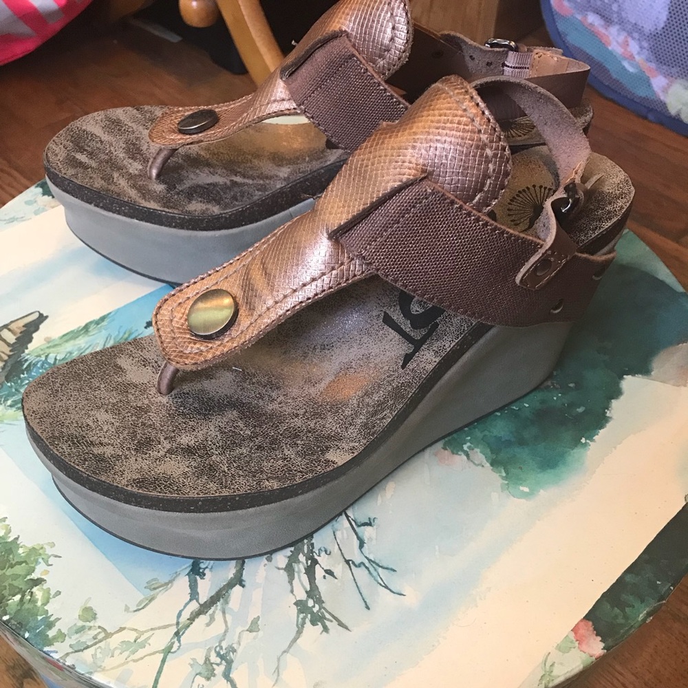 Like New OTBT Joyride Wedges size 10